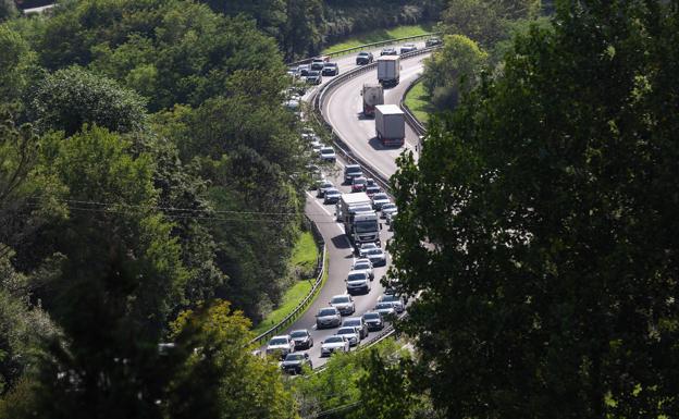 Nueva jornada de colas kilométricas en el peaje de Biriatou y de colapso en Irun