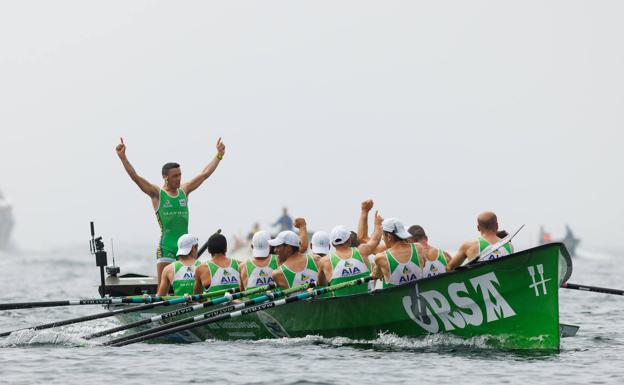 Hondarribia resurge entre la niebla