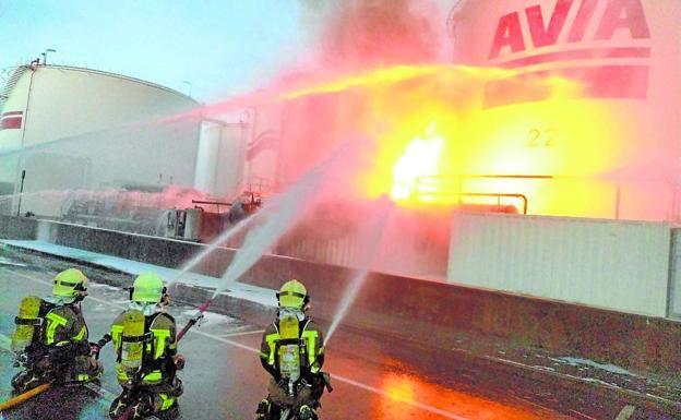 Avia espera retomar el 90% de su capacidad productiva en su planta del Puerto de Bilbao tras el incendio del sábado