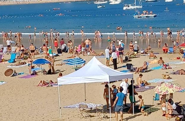 La carpa a la 'andaluza' en La Concha que genera la guasa entre los donostiarras
