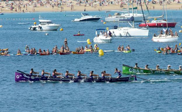 Donostiarra mira a la bahía y afila el cuchillo