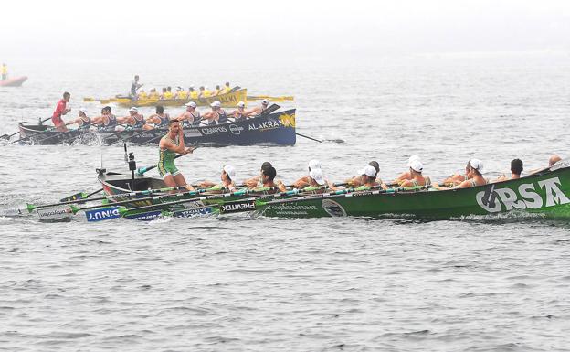 Las regatas de La Concha ponen a prueba las planificaciones de las traineras