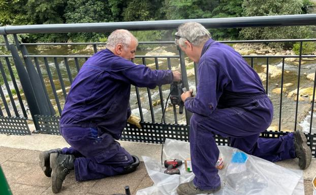 El Ayuntamiento instala rejillas metálicas para evitar que los residuos caigan al río Oria