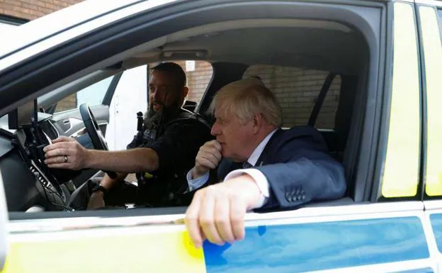 Boris Johnson, this Wednesday during a visit to a police station in Milton Keynes