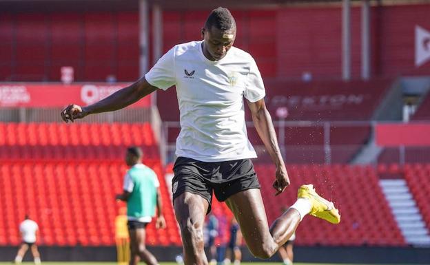Umar Sadiq se entrena con el Almería mientras sigue sin haber acuerdo