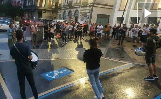 La vuelta al tajo vuelve a ser menos dura con la txaranga Mauxitxa en Elgoibar