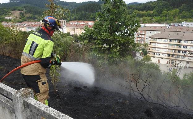 Un incendio en el barrio de Txaparea arrasa casi 3.000 metros cuadrados de superficie