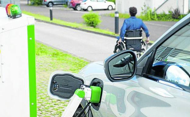 Ford prepara un robot de recarga automática de coches eléctricos