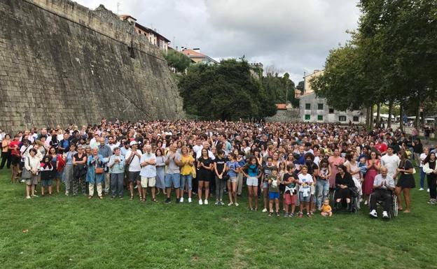 Cientos de ciudadanos dan impulso a Guztion Alardea en Gernikako Arbola