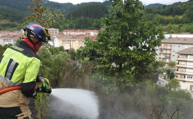 Unos 3000 metros cuadrados quemados en la zona del barrio atxabaltarra de Txarapea