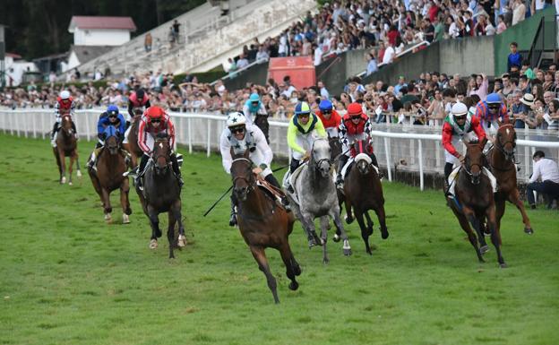 Recta final a toda velocidad en el hipódromo con una muy buena carrera al sprint