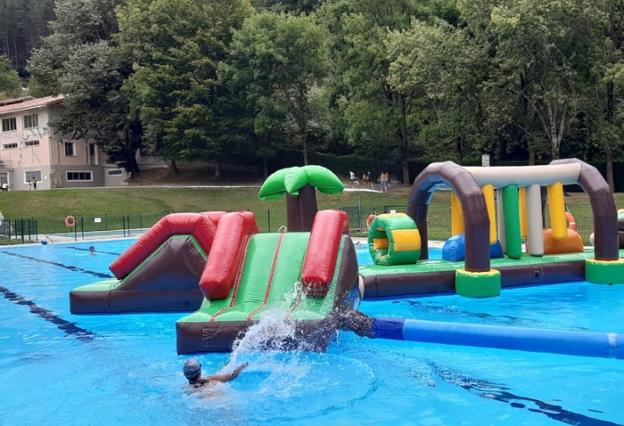 Hoy se da por finalizada la temporada de las piscinas con hinchables acuáticos