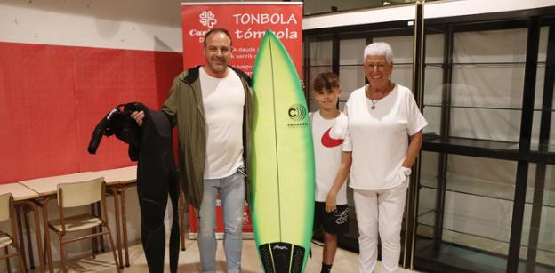 Ekain Miguel, ganador de la tabla de surf y del traje de invierno de la tómbola de Caritas