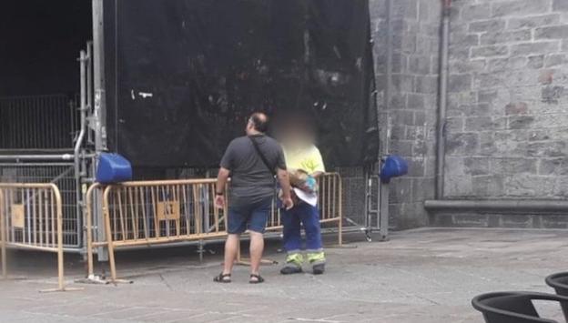 Podemos afea a un edil que quite carteles de los jardineros