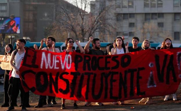 Demonstration in Santiago de Chile in favor of changing the Constitution. 