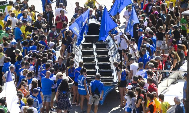 La trainera del TAK-Oria, a disfrutar de La Concha e intentar el tercer puesto