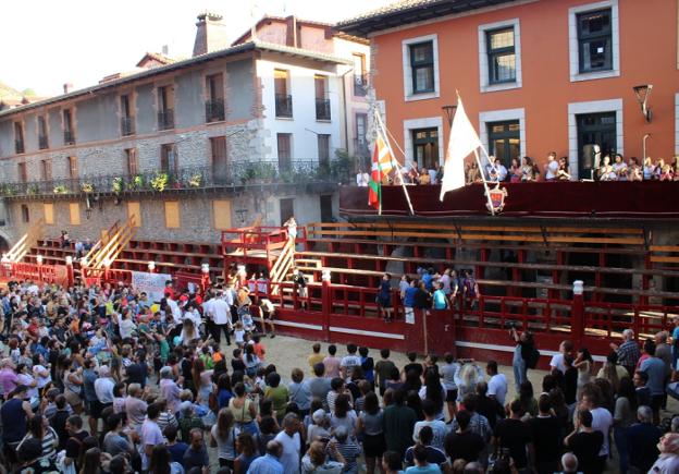 Txupinazo jendetsua jaien hasieran