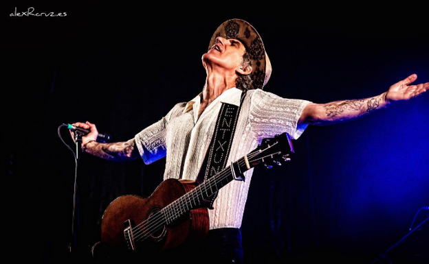 Mikel Erentxun lamenta el robo de una correa de guitarra «de un valor sentimental enorme»