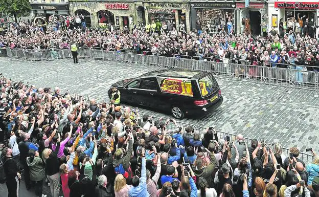 Thousands of people show their mourning before the coffin of Elizabeth II as it passes through Edinburgh. 