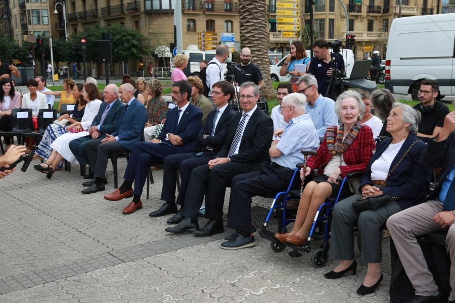 La escultura del lehendakari Leizaola ya está en la plaza Euskadi