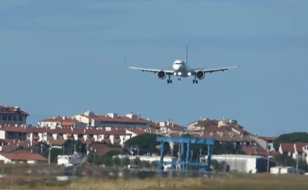 El aterrizaje viral de un avión en Hondarribia al que le sobra media pista