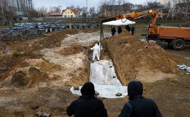 A mass grave found in Bucha last April. 