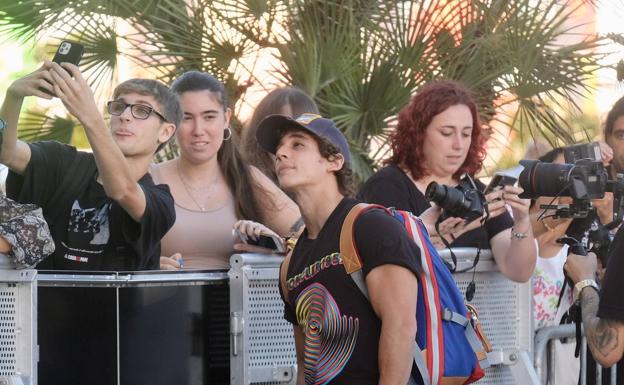 Miguel Herrán y Fernando Tejero, quienes presentarán este viernes la película 'Modelo 77', llegan a Donostia