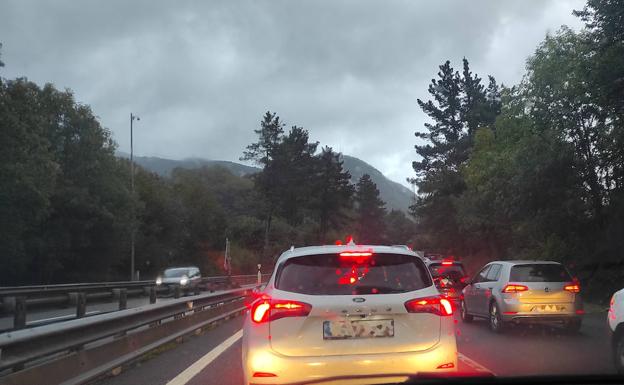 Una piedra en la AP-8 provoca un accidente entre tres vehículos en Mendaro