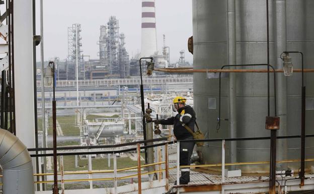 Rafineria Rosnieft.  / Reuters
