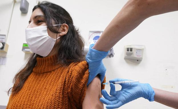 Euskadi comenzará a inocular la cuarta dosis de la vacuna de la Covid a finales de mes