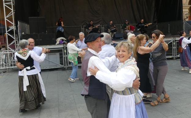 Diez carrozas dan color al eje festivo