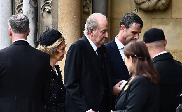 Juan Carlos and Sofía, upon their arrival at Westminster Abbey.