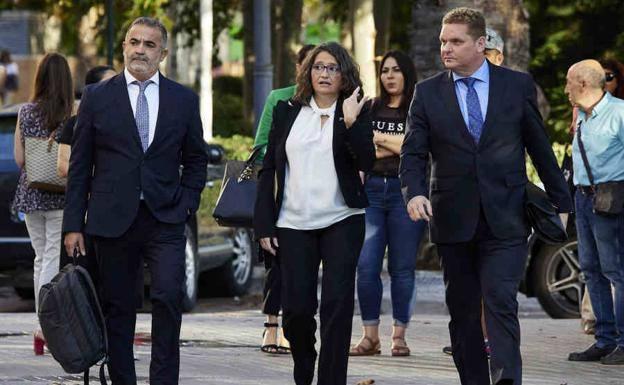 Oltra llega «tranquila y serena» a su declaración ante el juez con el apoyo de cargos de Compromís