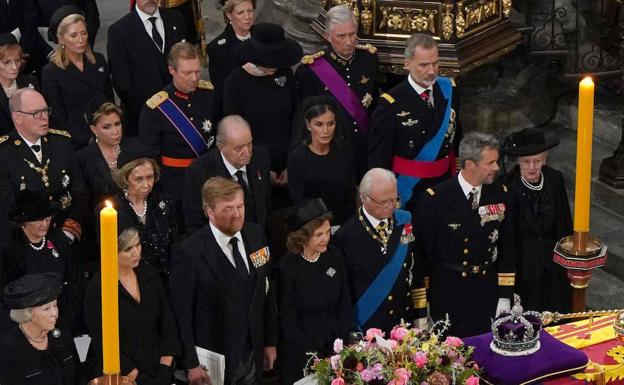 Kings Felipe VI and Letizia together with the emeritus at the funeral.