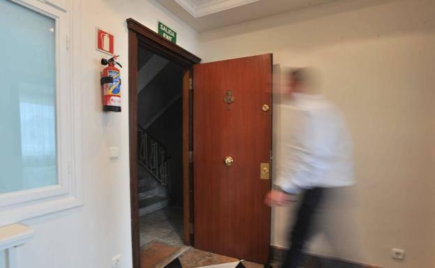 Urbanismo ordena clausurar media docena de pisos turísticos ilegales en la calle Portuene