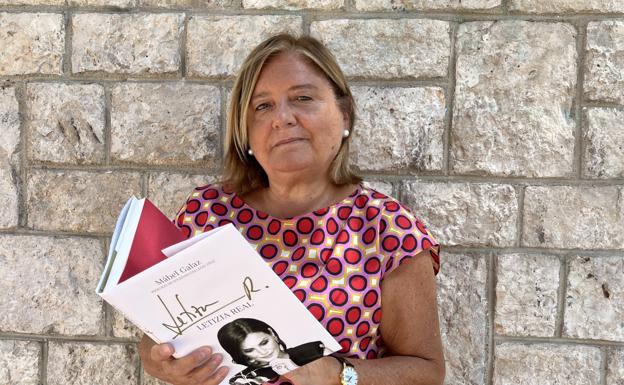 «Letizia se mueve como pez en el agua entre políticos, pero lo de llevar corona no le va»