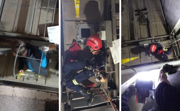 Los bomberos rescatan a cuatro personas por la trampilla de un ascensor averiado a 10 metros de altura