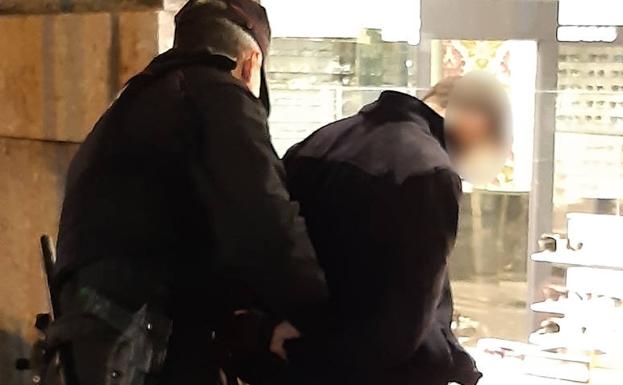 Detenidos mientras intentaban robar en una casa de Astigarraga a plena luz del día