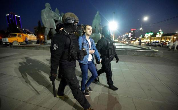 Two agents arrest one of the many citizens who have taken to the streets to protest the mobilization of reservists. 