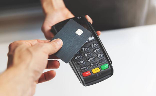 Por qué es un error pagar con tarjeta en un restaurante… y no pedir la copia