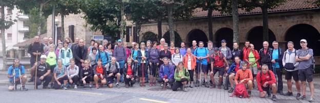 Aizkorpe bailarako bost herrien arteko ibilaldi arrakastatsua