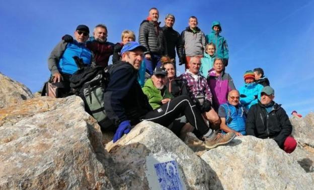 Primeran ibili dira herriko mendizaleak Piriniotan, Vallibierna tontorrean