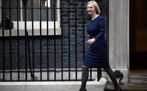 Lizz Truss leaves 10 Downing Street moments before presenting her economic plan. 