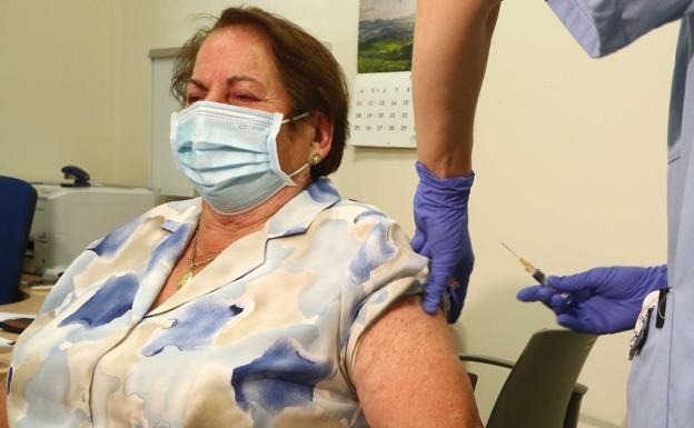 Osakidetza comienza a vacunar este lunes contra la gripe y el Covid en las residencias