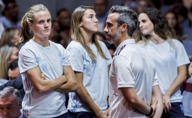 Jorge Vilda with his players, in the last concentration of the Spanish women's team. 