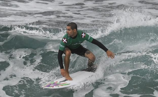 El donostiarra Kai Odriozola se impone en el Waxdayz de La Zurriola