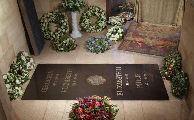 Desvelada la lápida de Isabel II