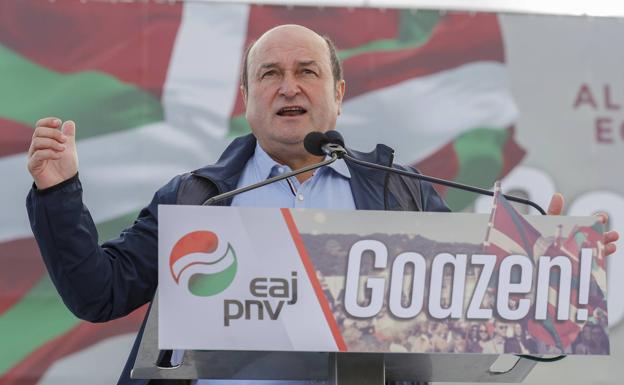 Ortuzar advierte a Sánchez y a Feijóo de que el PNV no está en ningún bloque, «solo en el de Euskadi»