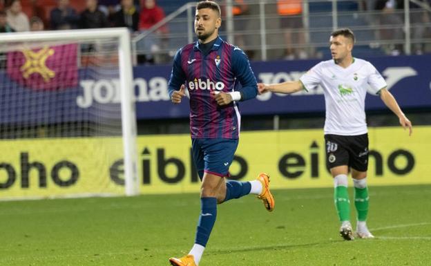 Álvaro Vadillo jugó sus primeros 11 minutos con el Eibar