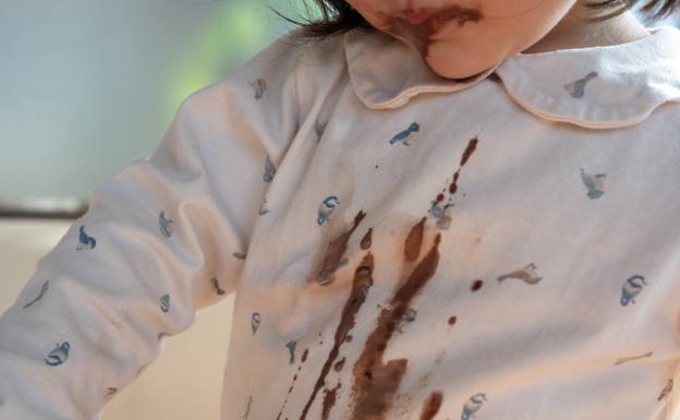 Cómo quitar las manchas de chocolate, sangre, vino o tinta en la ropa